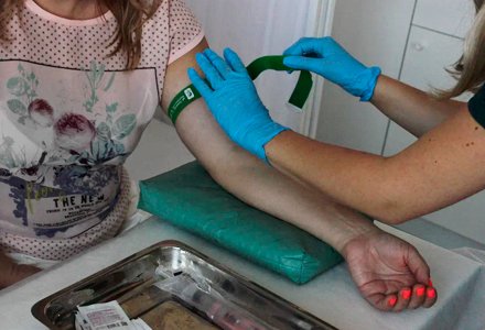 Девушке собираются ставить капельницу